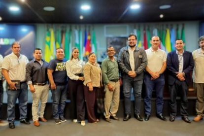 varias personas en una reunion