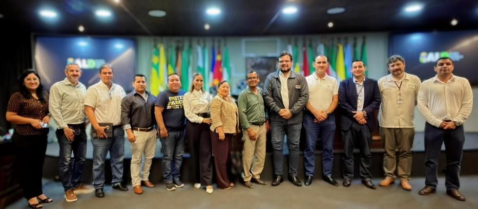 varias personas en una reunion