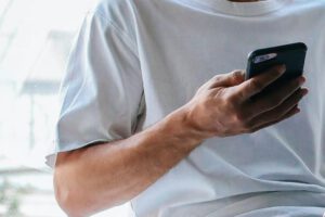 Imagen referencial de un hombre sujetando un teléfono
