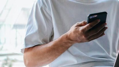 Imagen referencial de un hombre sujetando un teléfono