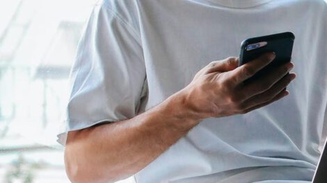 Imagen referencial de un hombre sujetando un teléfono