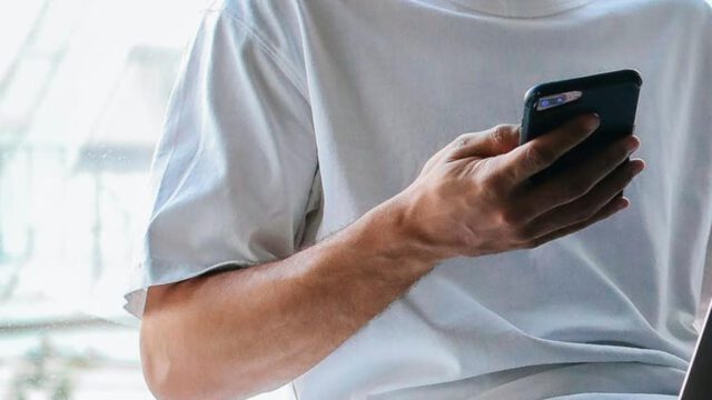 Imagen referencial de un hombre sujetando un teléfono