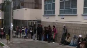 personas realizando filas