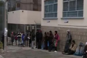 personas realizando filas