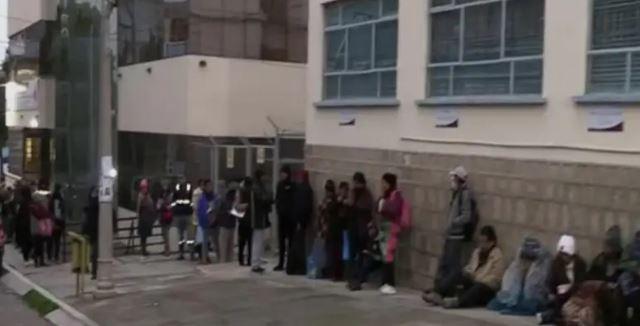 personas realizando filas