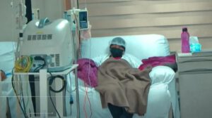 un niño sentado enfermo