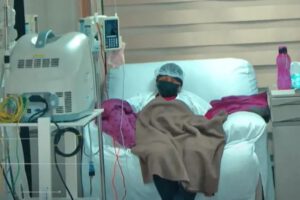 un niño sentado enfermo