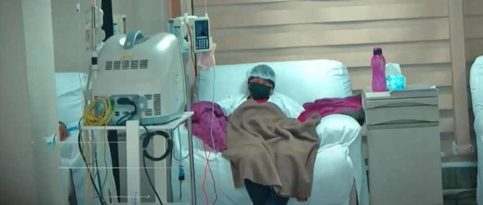 un niño sentado enfermo