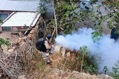 un señor fumigando