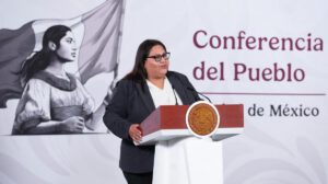 Una mujer en un atril