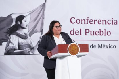 Una mujer en un atril