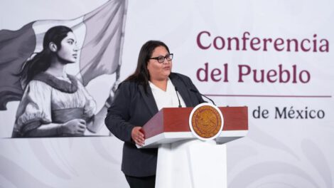 Una mujer en un atril