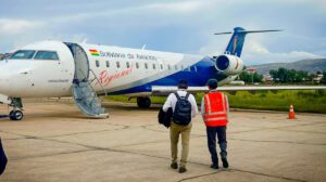 Dos personas subiendo a un avión