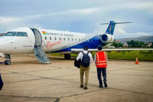 Dos personas subiendo a un avión