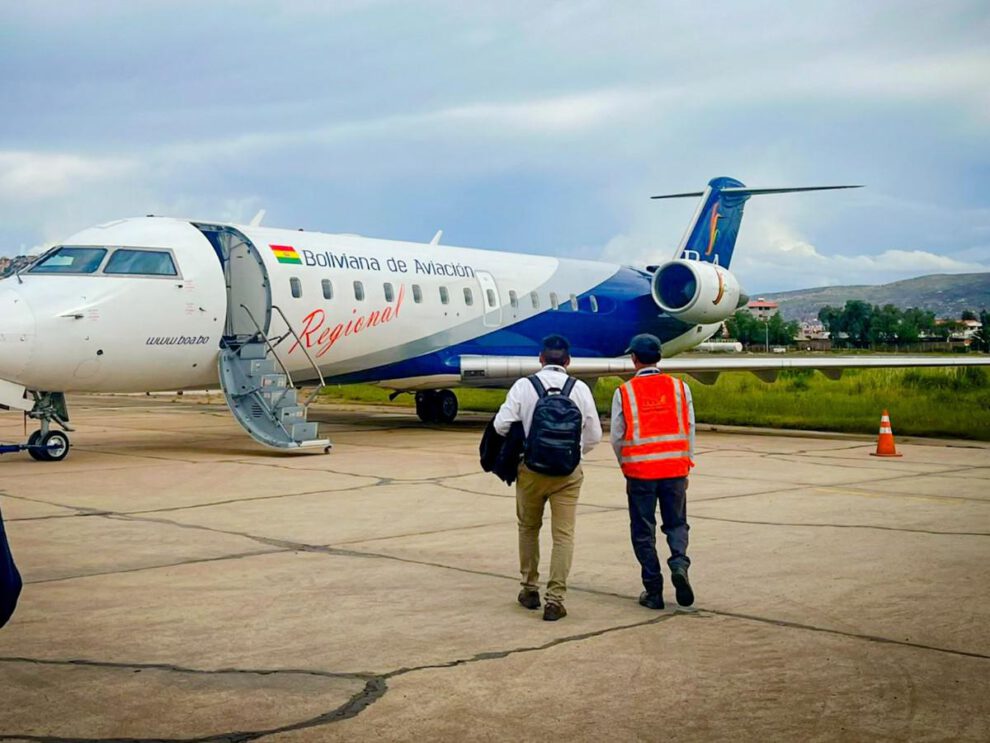 Dos personas subiendo a un avión