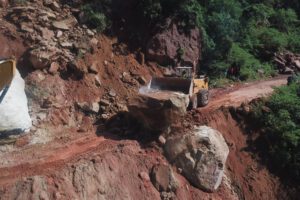 Maquinaria pesada de la ABC realiza la limpieza de lodo y piedras en la ruta Tarija–Villamontes.