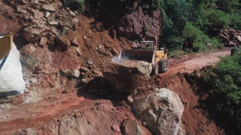 Maquinaria pesada de la ABC realiza la limpieza de lodo y piedras en la ruta Tarija–Villamontes.