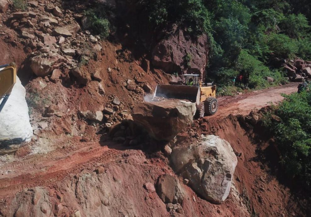 Maquinaria pesada de la ABC realiza la limpieza de lodo y piedras en la ruta Tarija–Villamontes.