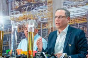 El presidente de YPFB, Yussef Akly, encabeza la comisión de auditores y abogados en las oficinas de Botrading en Asunción.