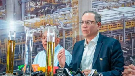 El presidente de YPFB, Yussef Akly, encabeza la comisión de auditores y abogados en las oficinas de Botrading en Asunción.