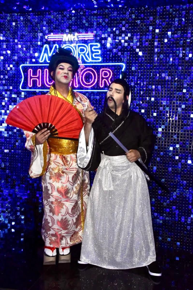 Entre abanicos y katanas: la picardía de More Humor se reinventa en un show de carácter internacional