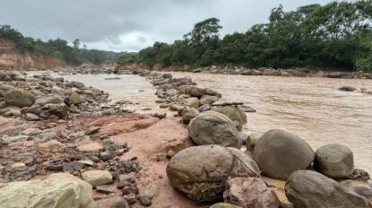 rio con piedras