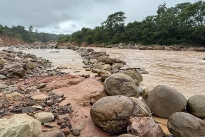 rio con piedras