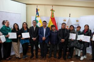 varias personas con su certificado