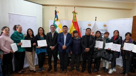 varias personas con su certificado