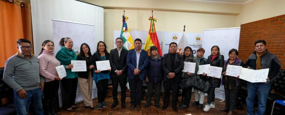 varias personas con su certificado