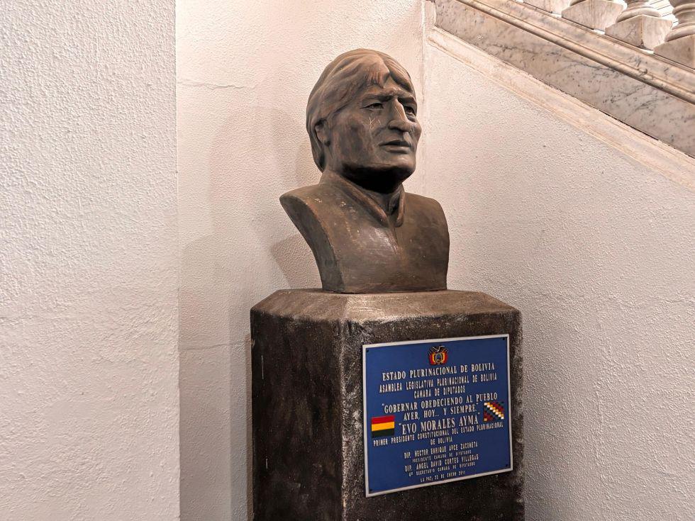 El busto de Evo Morales en el edificio Legislativo