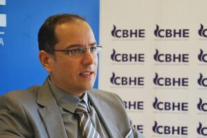 El presidente de YPFB, Yussef Akly, desestimó las denuncias masivas y atribuyó la alarma por la calidad de la gasolina a una “psicosis social” amplificada en redes digitales.