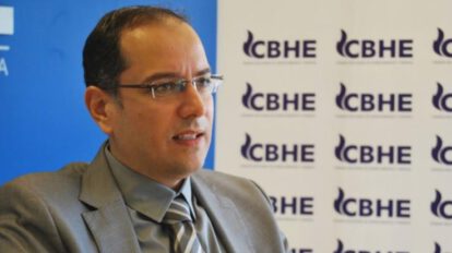 El presidente de YPFB, Yussef Akly, desestimó las denuncias masivas y atribuyó la alarma por la calidad de la gasolina a una “psicosis social” amplificada en redes digitales.