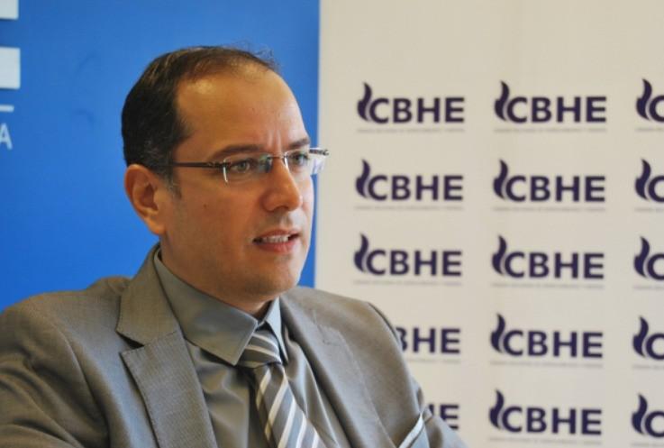 El presidente de YPFB, Yussef Akly, desestimó las denuncias masivas y atribuyó la alarma por la calidad de la gasolina a una “psicosis social” amplificada en redes digitales.