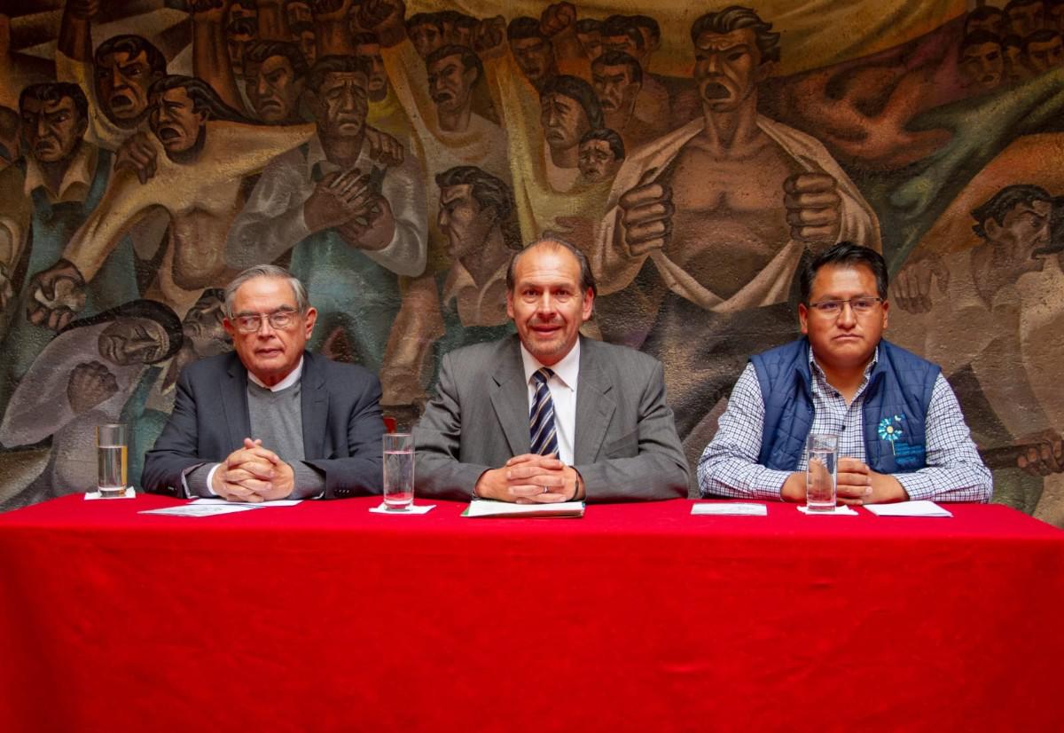 Carlos Ostermann, Andrés Zaratti y Mario Herrera presiden la mesa de honor tras el acto de posesión