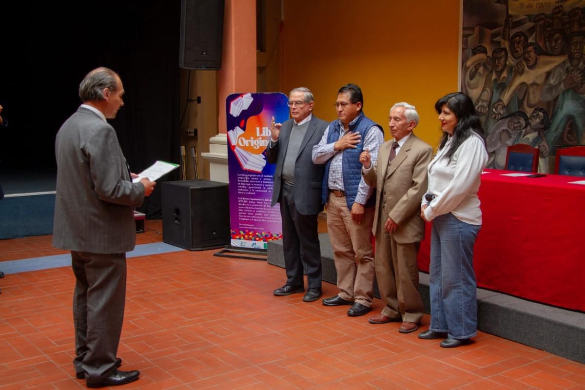 La toma de juramento de rigor al nuevo presidente de la Cámara Departamental del Libro de La Paz, Carlos Ostermann Stumpf, y a los miembros de su directiva en el Palacio Chico