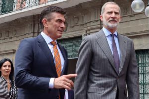 El Presidente de Bolivia y el Rey de España saliendo del Palacio de Gobierno