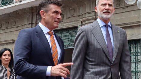 El Presidente de Bolivia y el Rey de España saliendo del Palacio de Gobierno