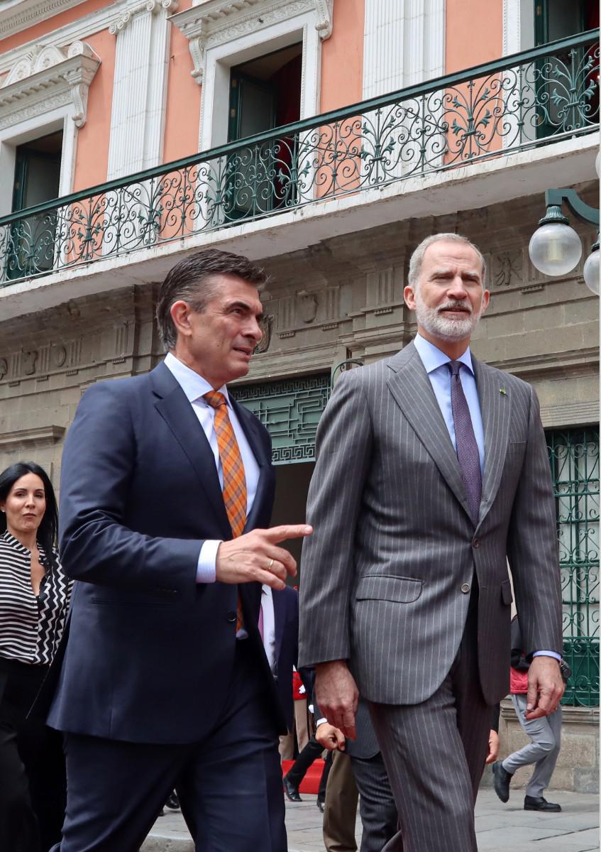El Presidente de Bolivia y el Rey de España saliendo del Palacio de Gobierno