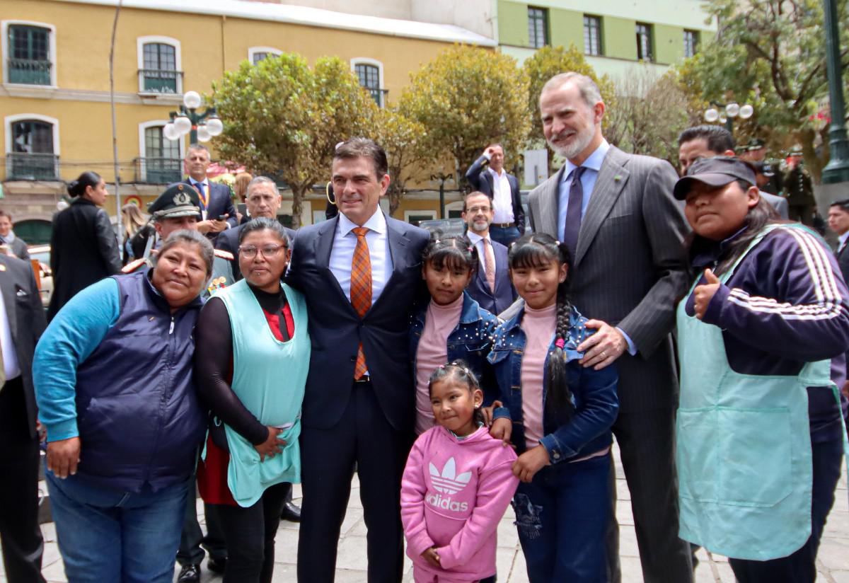 El Presidente Paz y el Rey Felipe VI tomándose fotos con la gente