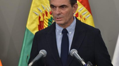 un señor hablando