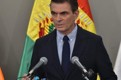 un señor hablando