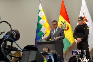 Un señor en rueda de prensa