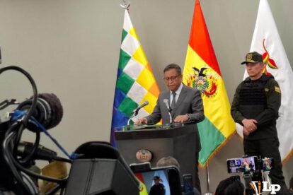 Un señor en rueda de prensa