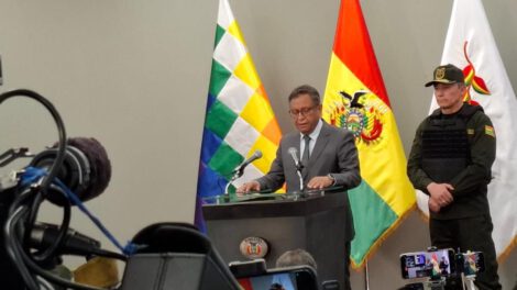 Un señor en rueda de prensa