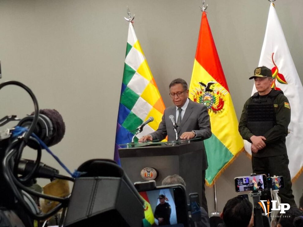 Un señor en rueda de prensa