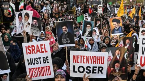 Manifestantes en Teherán muestran su rechazo a la intervención extranjera tras cumplirse dos semanas de conflicto.