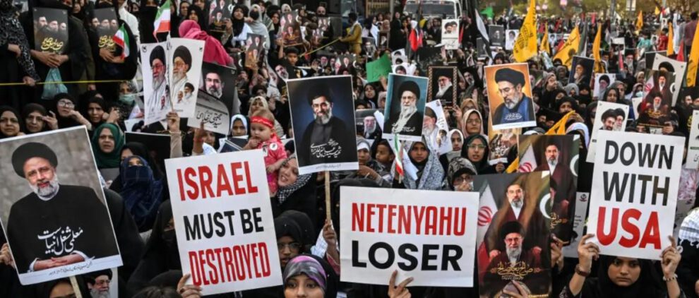 Manifestantes en Teherán muestran su rechazo a la intervención extranjera tras cumplirse dos semanas de conflicto.