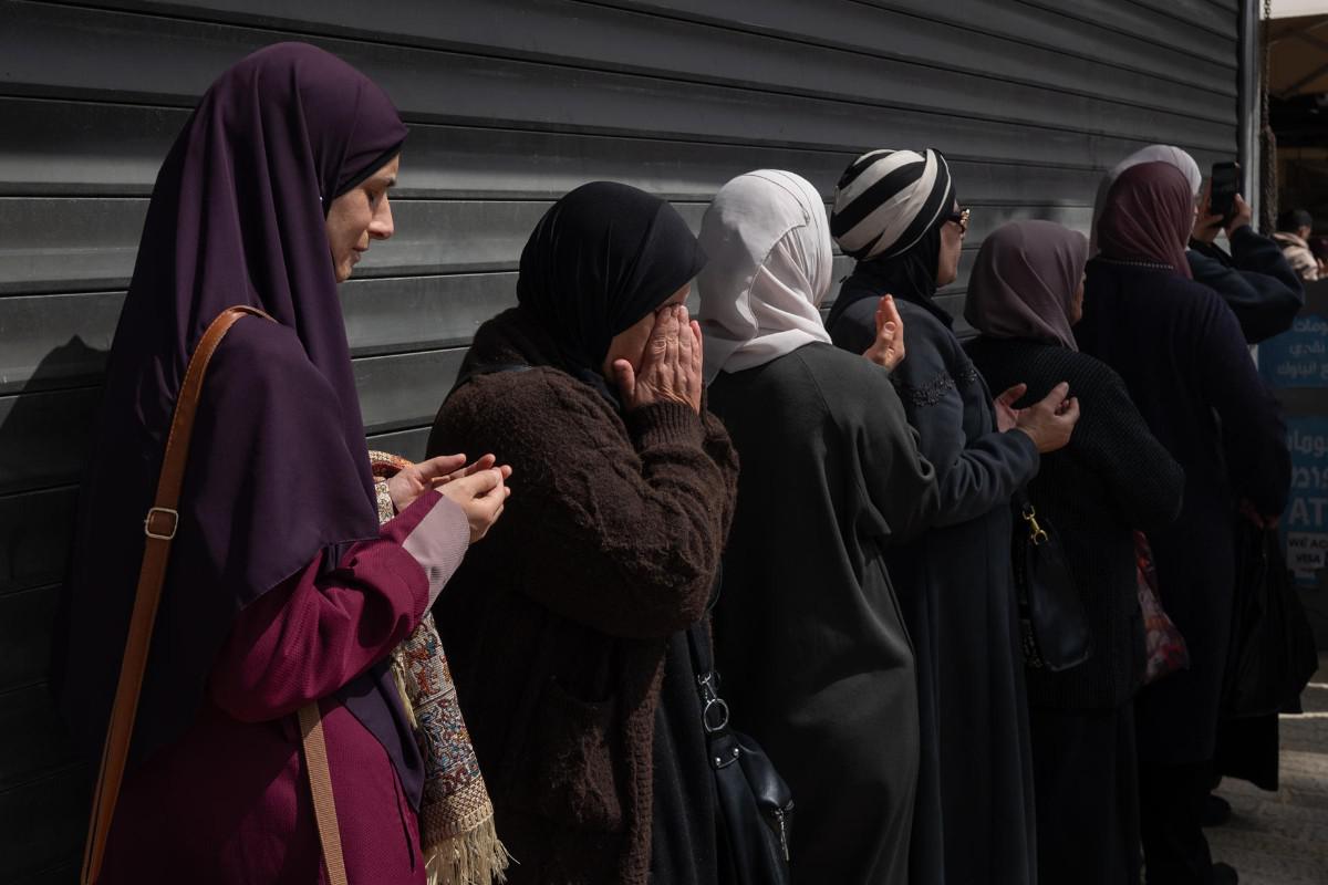 Musulmanes oran con dirección la mezquita de Al Aqsa