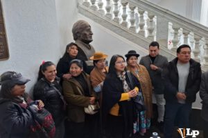 Simpatizantes de Morales resguardan su busto en el Legislativo
